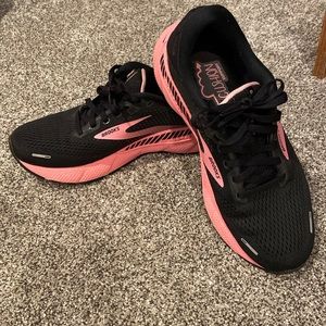 Brooks Adrenaline GTS 22 running shoe